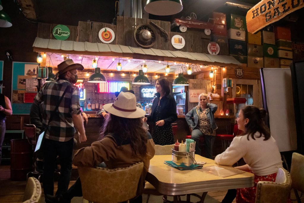 dans le bar photo luke fillion zazie films inc 23 17 scaled 1 1